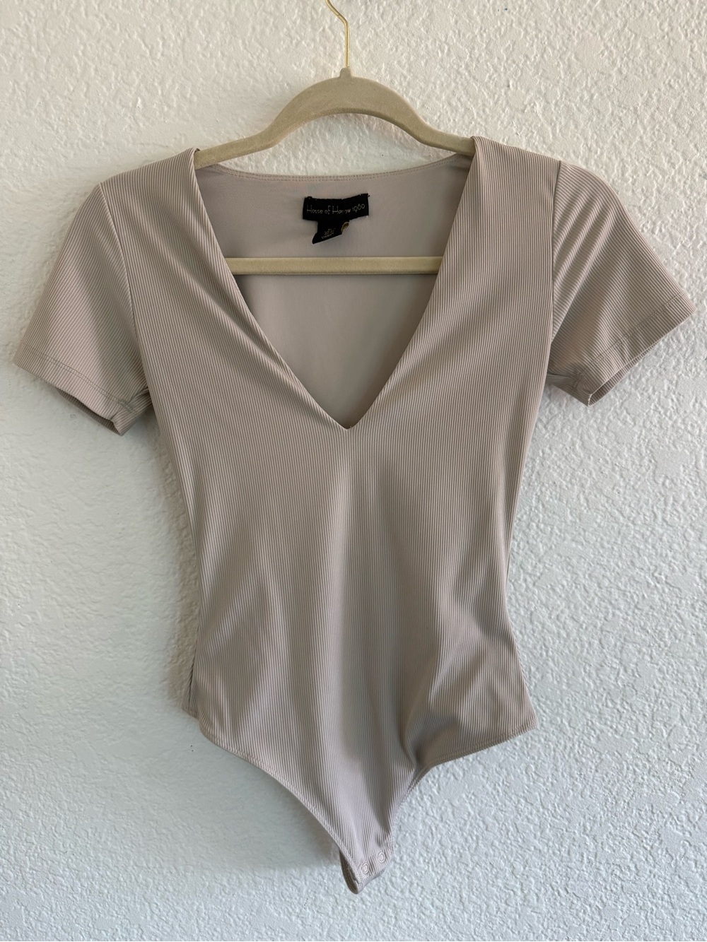 House of Harlow 1960 Taupe Ribbed V-Neck Short Sleeve Bodysuit